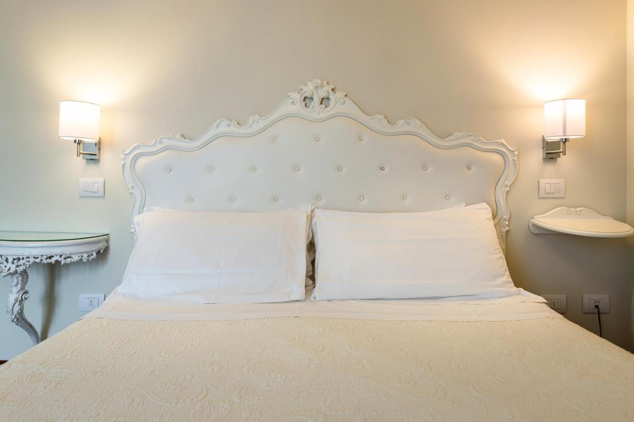 Hotel Serenella シルミオーネ エクステリア 写真