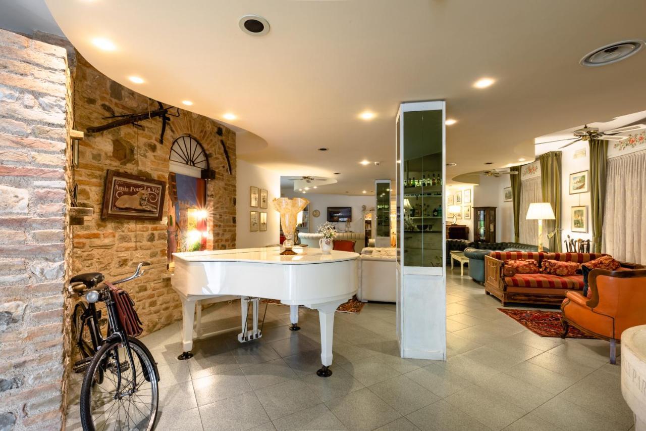 Hotel Serenella シルミオーネ エクステリア 写真