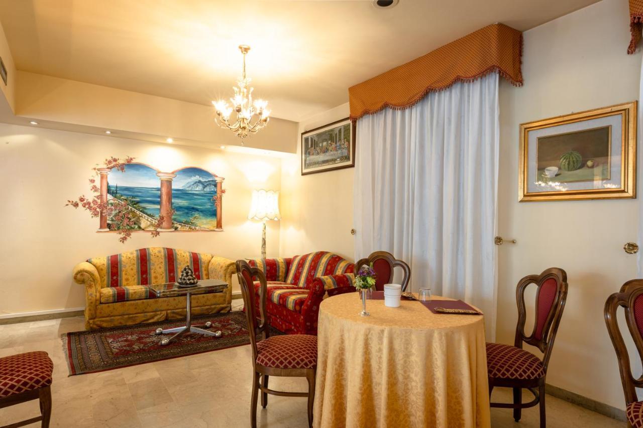 Hotel Serenella シルミオーネ エクステリア 写真