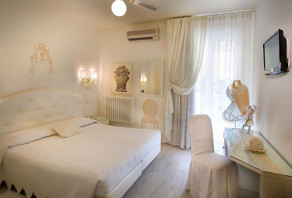 Hotel Serenella シルミオーネ 部屋 写真