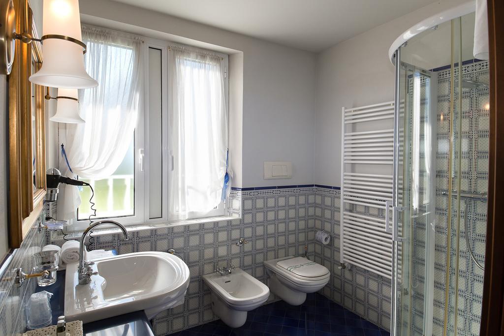 Hotel Serenella シルミオーネ エクステリア 写真