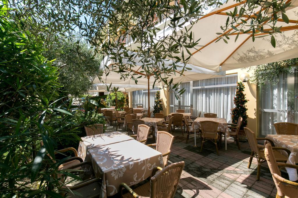 Hotel Serenella シルミオーネ エクステリア 写真