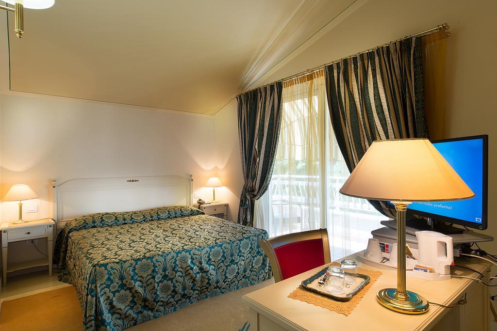Hotel Serenella シルミオーネ エクステリア 写真