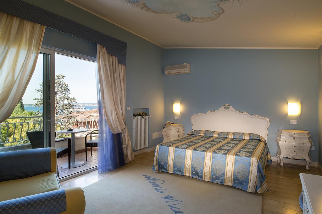 Hotel Serenella シルミオーネ エクステリア 写真