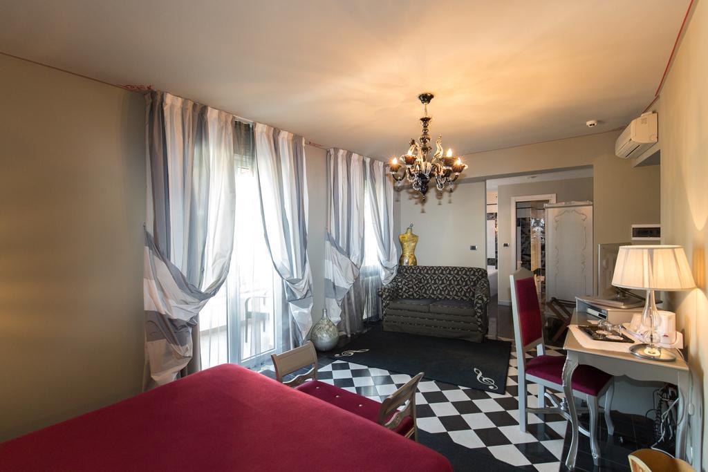 Hotel Serenella シルミオーネ エクステリア 写真