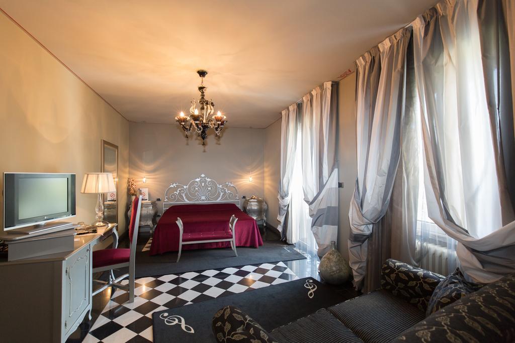 Hotel Serenella シルミオーネ エクステリア 写真